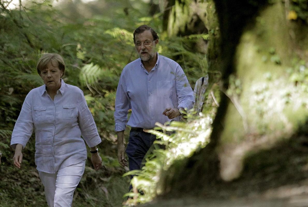 Rajoy enseña a Merkel el Camino de Santiago antes de su reunión de trabajo