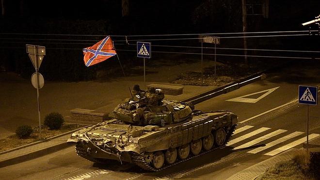 La columna de blindados separatistas se retira hacia la frontera tras ser repelida por Ucrania