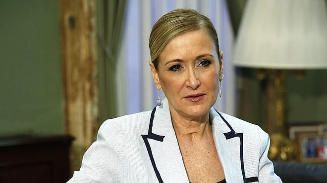 Cifuentes defiende elegir candidatos en primarias para «abrir» el partido