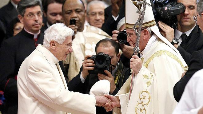 Benedicto XVI reaparecerá el domingo en el encuentro del Papa con personas mayores