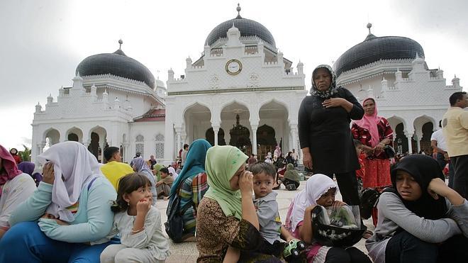 Cien latigazos o un kilo de oro, el castigo a los homosexuales en la región indonesia de Aceh