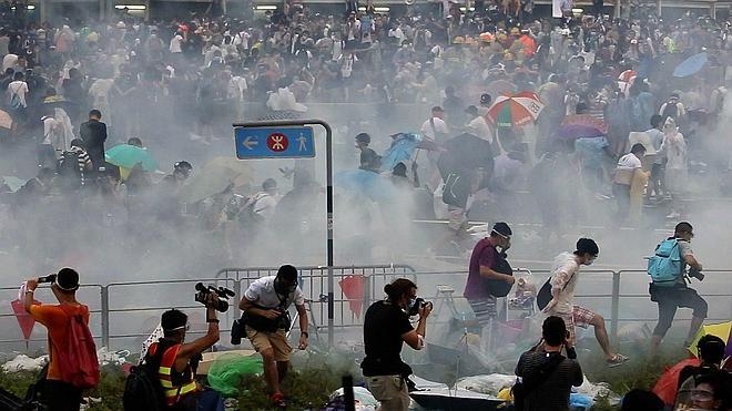 La policía dispara gases lacrimógenos contra los manifestantes en Hong Kong