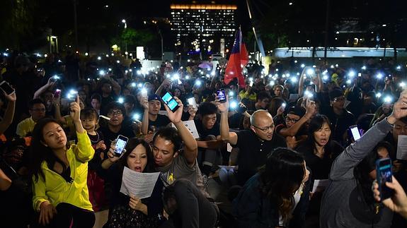 El gobernador de Hong Kong anuncia un diálogo político con los estudiantes