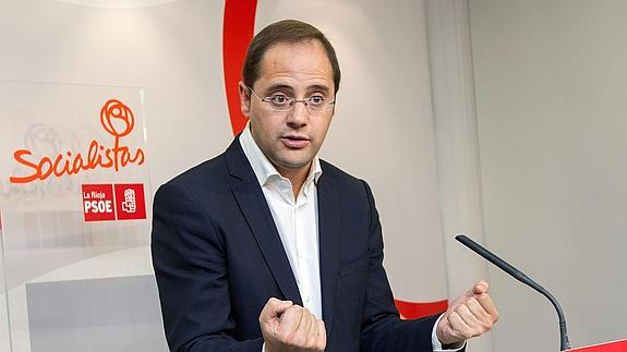 El PSOE denuncia ante Hacienda las 'tarjetas opacas'