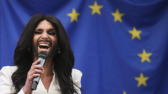 Conchita Wurst canta frente a la Eurocámara