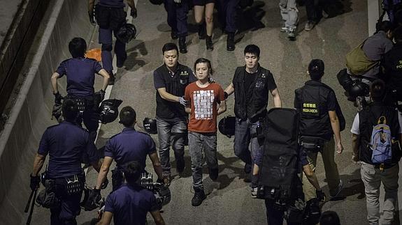 Violentos choques entre policía y manifestantes en Hong Kong