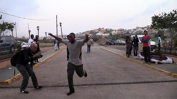 Setenta inmigrantes entran en Melilla pese a la malla antitrepa