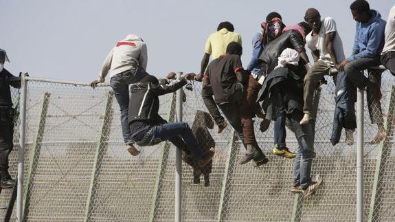 Una nueva noche de saltos a la valla obliga a cerrar las fronteras en Melilla