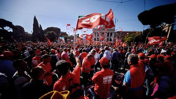 Un millón de personas claman en Roma contra la reforma laboral de Renzi