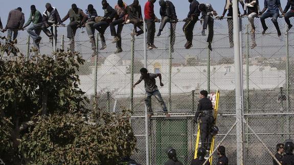 Más de 300 inmigrantes protagonizan dos nuevos saltos a la valla de Melilla