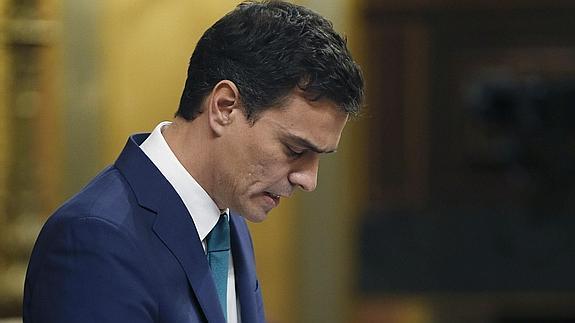 Pedro Sánchez acusa a Rajoy de estar «asediado por la corrupción» y le pide que comparezca en el Congreso