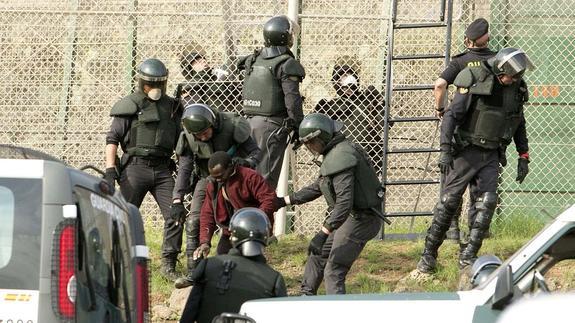 Bruselas pide «aclaraciones» a España por un incidente en la valla de Melilla