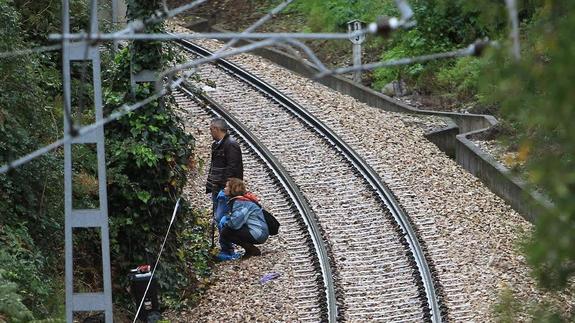 Hallan el cadáver de un niño de dos años junto a las vías del tren en Oviedo