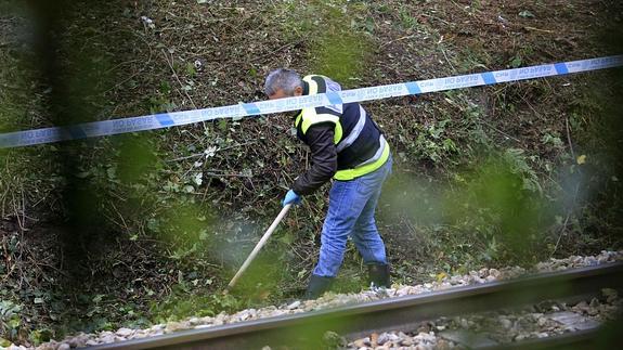 La familia del niño hallado muerto en las vías del tren en Oviedo huye de su casa