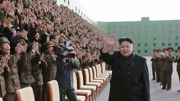 La televisión norcoreana muestra a Kim Jong-Un sin bastón pero cojeando