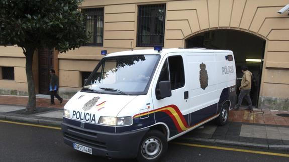 El niño hallado en una maleta en Oviedo falleció una semana antes de su localización