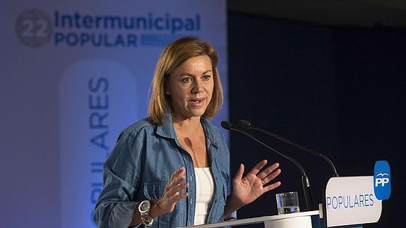 Cospedal acusa a Sánchez de querer «dinamitar» las reglas del juego