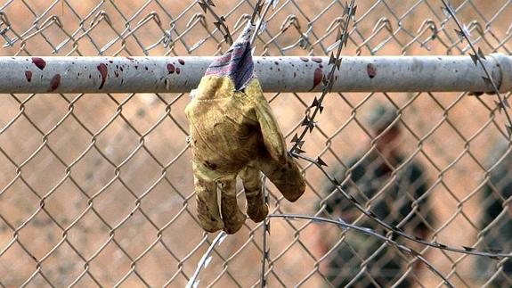 Un furgón policial golpea accidentalmente la verja de Melilla y mata a un marroquí