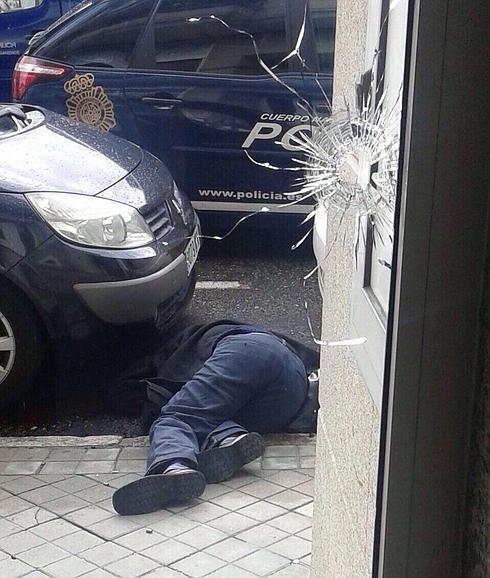 Una policía y un atracador muertos en un tiroteo en el asalto a un banco