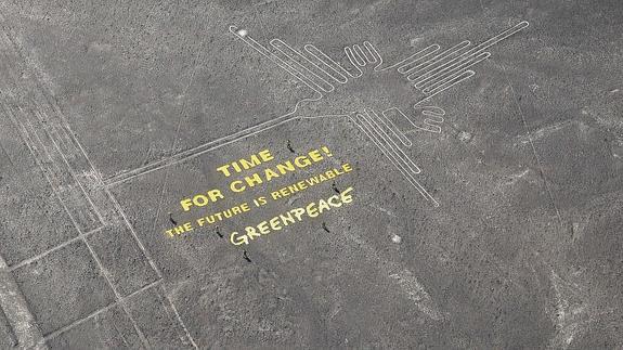 Greenpeace despliega una pancarta gigante junto a las líneas de Nazca