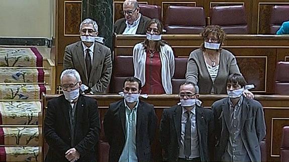 La oposición rechaza con evocaciones al franquismo la «ley mordaza»