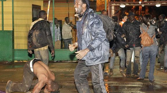 Más de un centenar de inmigrantes logra saltar la valla de Melilla ante la falta policías