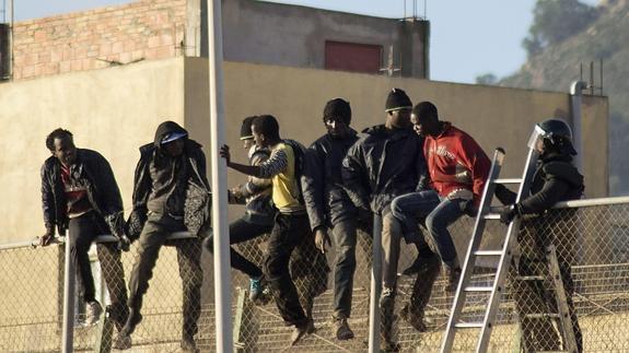 54 inmigrantes logran de nuevo sortear las vallas fronterizas de Melilla