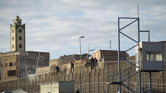 Tercera noche consecutiva de fuerte presión migratoria sobre la valla de Melilla