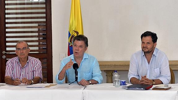 Santos replantea la hoja de ruta con las FARC para firmar la paz este año