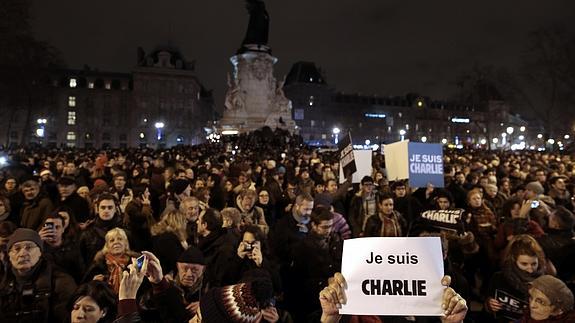 Una multitud protesta en silencio en París contra masacre del 'Charlie Hebdo'