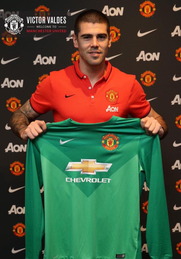 Víctor Valdés firma por un año y medio con el Manchester United