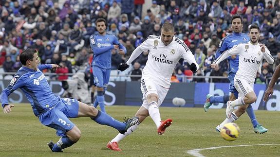 El mago Benzema ilumina al Madrid en Getafe