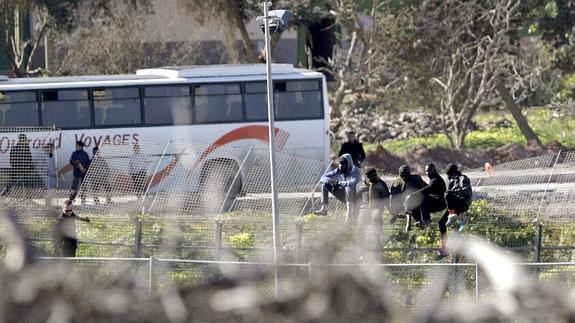 Noche de presión migratoria «extrema» en la valla de Melilla