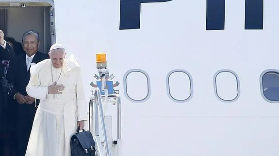 El avión del Papa despega de Filipinas y pone fin a su segunda gira asiática