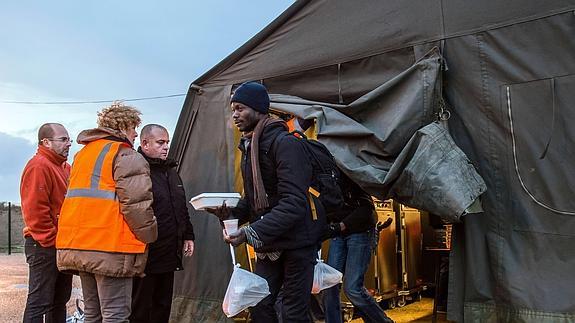 Palizas de la policía y ataques con 'spray' a los inmigrantes en el puerto de Calais