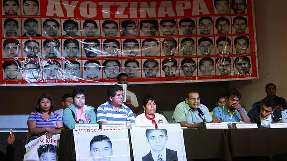 Las familias de los estudiantes mexicanos acusan a la Fiscalía de mentir y llevarán el caso ante la ONU