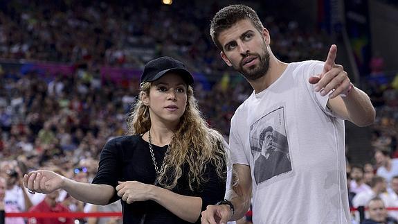 Shakira y Piqué celebran sus cumpleaños con el pequeño Sasha en sus brazos