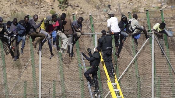 Interior defiende el rechazo en frontera porque «lo contrario sería tirar a los inmigrantes de la valla»