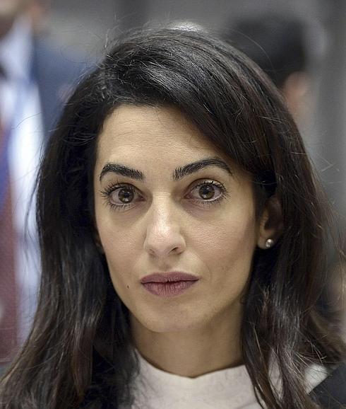 Amal Clooney pide una reunión con Al Sisi para lograr la liberación de un periodista