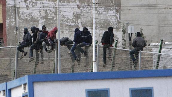 35 subsaharianos entran en Melilla en un nuevo salto a la valla