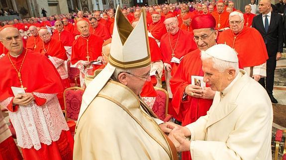 Nuevo abrazo del papa Francisco y Benedicto XVI