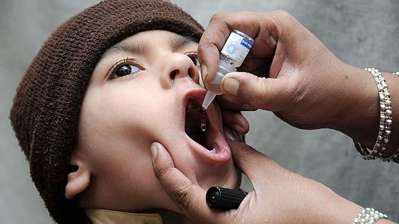 Detinenen en Pakistán a 471 personas por negarse a que sus hijos sean vacunados contra la polio