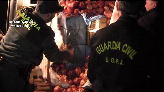 La Guardia Civil se incauta de 1.200 kilos de hachís ocultos entre cebollas