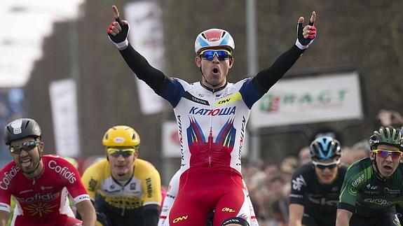 Kristoff se impone al sprint en la primera etapa