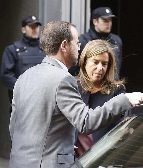 Mato recoge, entre insultos, el auto del 'caso Gürtel'