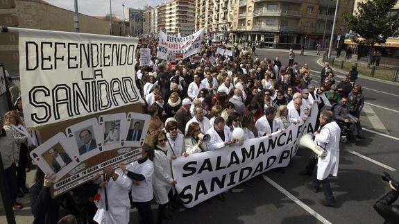 Los profesionales reclaman a los partidos recuperar la sanidad pública