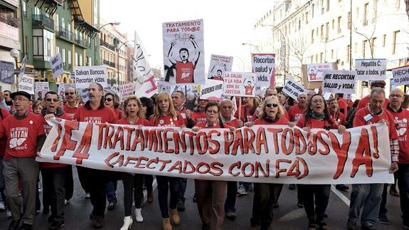 Los enfermos de hepatitis C acaban el encierro el día de las Marchas de la Dignidad