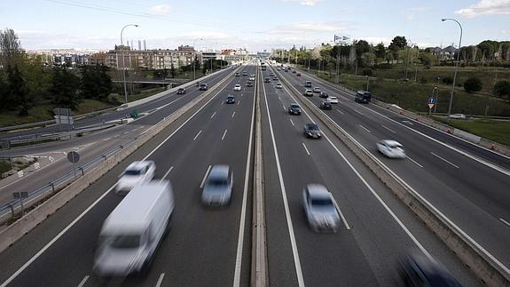 Comienza la mayor oleada de vehículos del año en las carreteras