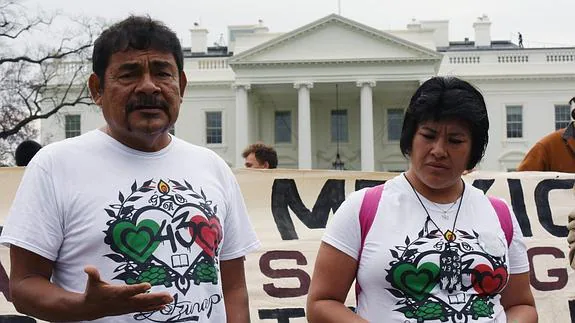 Familiares de los 43 desaparecidos en México exigen justicia ante la Casa Blanca