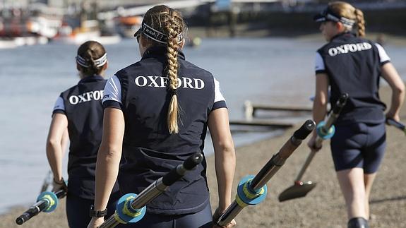 Las mujeres de Oxford ganan la primera regata femenina contra Cambridge en el Támesis